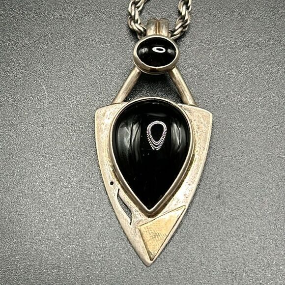 Elegant Black and Silver Sassi LaMuth Pendant Necklace - Picture 3 of 9